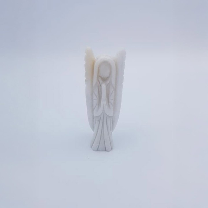 Statuette d'ange en pierre.